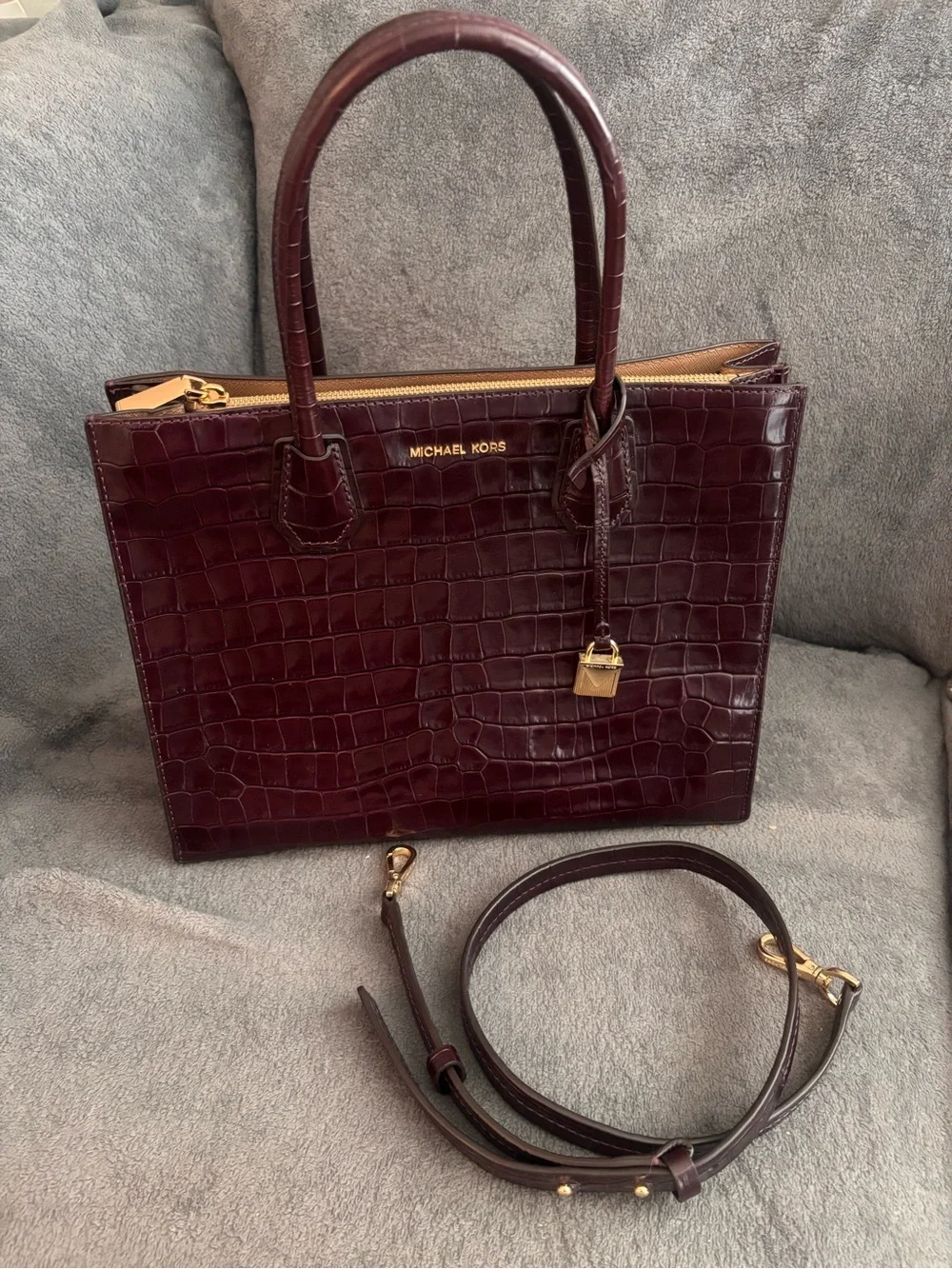 Gorgeous Michael Kors Croc-Embossed Satchel in Burgundy with Gold Hardware - Picture 3 of 14